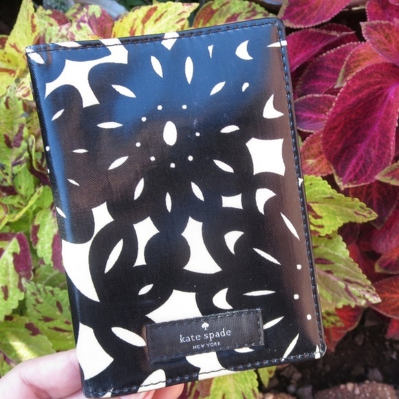 Kate Spade | Floral Passport Holder - Picture 7 of 14